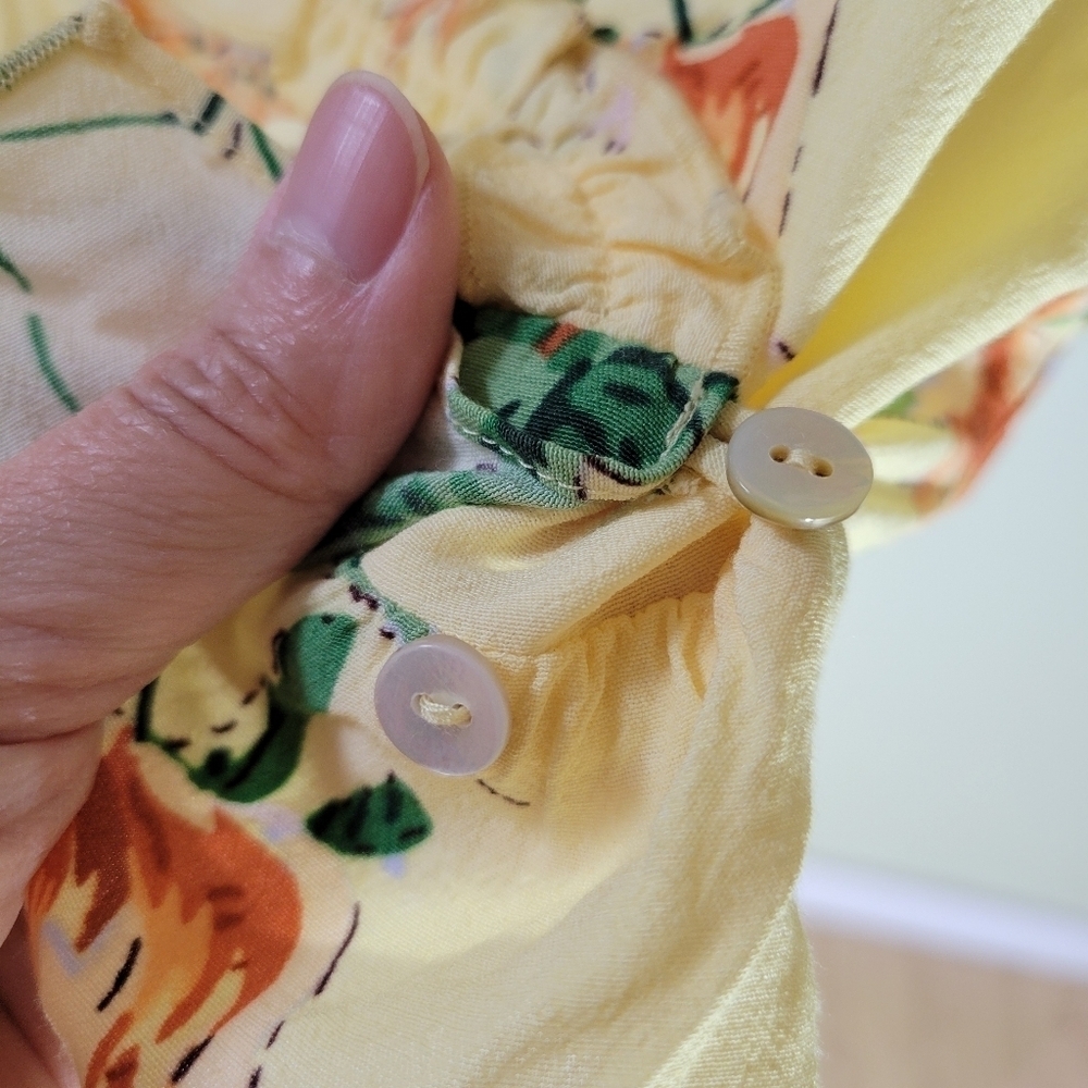 ❤️ 3 for $35 Aritzia Wilfred Aurelia Floral Wrap Top Blouse Yellow  Size large - Picture 3 of 7
